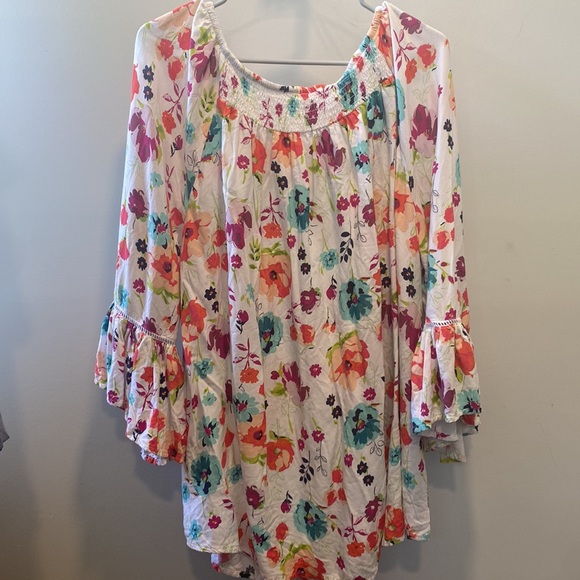 Terra & Sky Size 1XL Floral top with bell sleeves and smocking around the neck - Picture 5 of 6